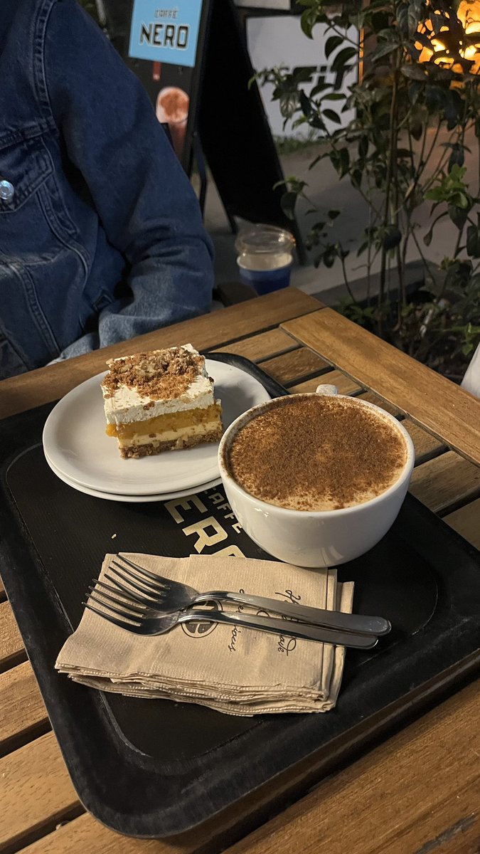 lifeofmidla's tweet photo. Sezonun ilk pumpkin cinnamon lattesini içip tatlısını yedim🧡🥮🍂 https://t.co/7ImLVXDfVt