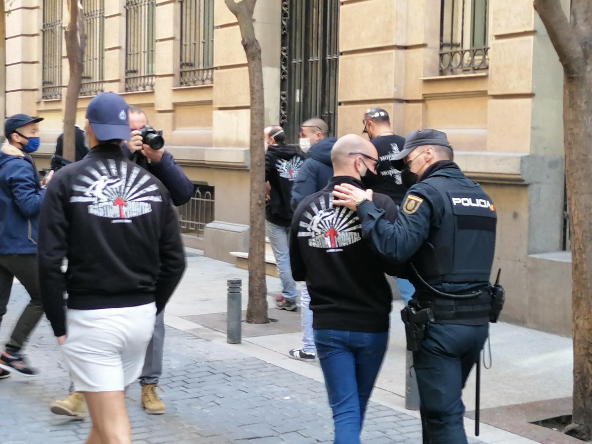 NewArtemis22's tweet photo. 1. Colusión activa y coordinación previa

Los agentes recibirán órdenes de "contener a los violentos" (refiriéndose a los manifestantes que se defienden)

Los agentes se "harán los ciegos" mientras los nazis avanzan, interviniendo solo cuando los manifestantes respondan https://t.co/tkpPcPNn0s