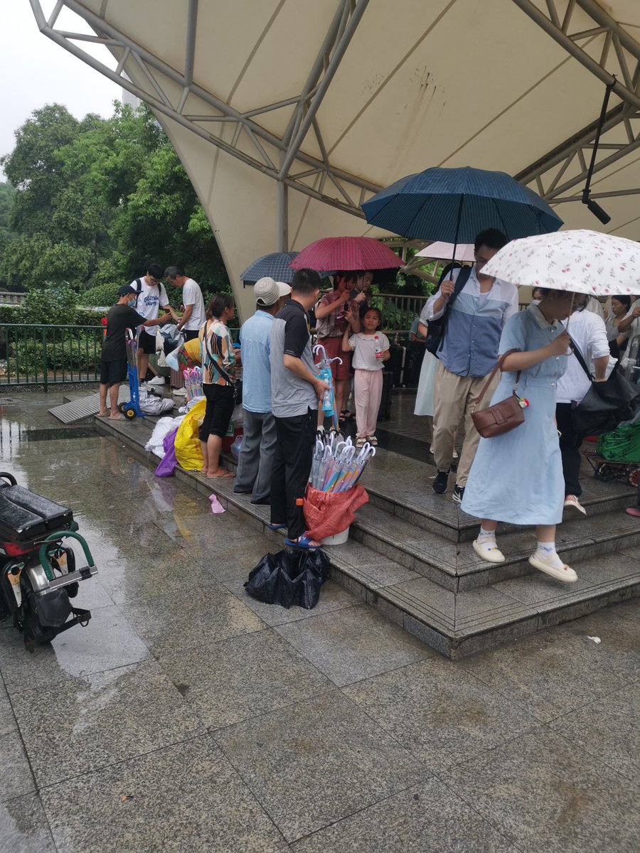 MadieBirchevr's tweet photo. A stranger handed me an extra umbrella when I realized I’d left mine at home, getting me through the sudden rainstorm—small act, huge warmth. https://t.co/CtnJ2Vi0BO
