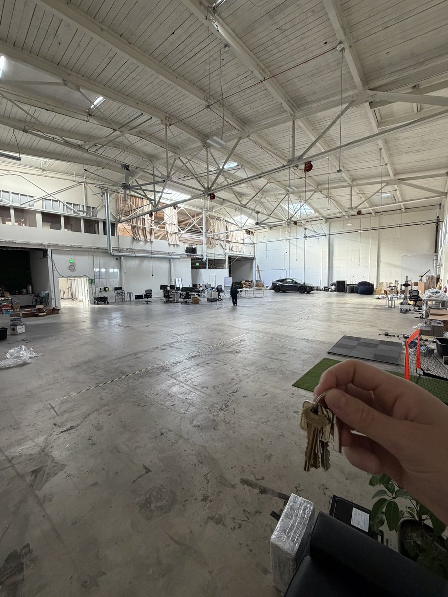 stash_pomichter's tweet photo. Just got the keys to our new robotics warehouse(s) right in Dogpatch

Will be giving free office space to 15 amazing companies reply here + DM if you or someone you know wants to join! https://t.co/rr6haS4tA2