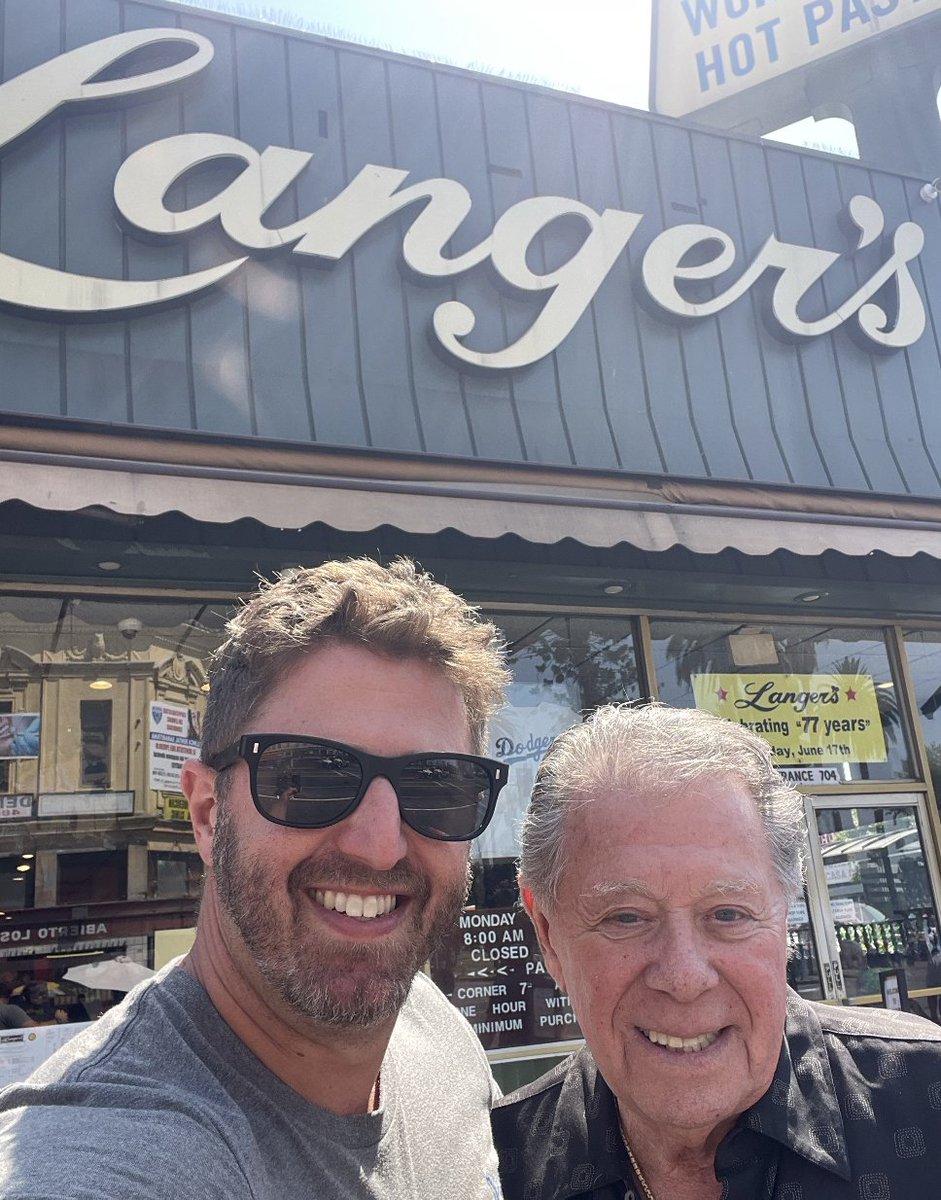 LaInaMinute's tweet photo. Absolutely - I go once every few months. 

Langer's is one of the great joys of living in L.A.  Their pastrami is incredible.

The park itself is quite beautiful w the lake, the history &amp; architecture + a statue of one of L.A.'s most important figures, Harrison Gray Otis. https://t.co/ITQO4WrSM2