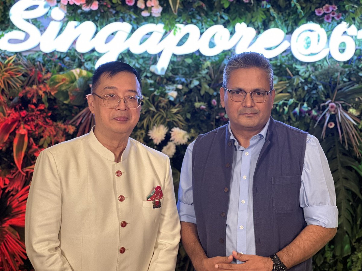umashankarsingh's tweet photo. भारत और सिंगापुर के संबंध हजारों साल पुरानी सभ्यतागत दोस्ती पर टिकी, विश्वास और साझा हितों वाली व्यापक रणनीतिक साझेदारी हैं। और ये इस बात में भी परिलक्षित होती है कि सिंगापुर भारत में FDI का नंबर 1 स्रोत है। सिंगापुर राष्ट्रीय दिवस के मौक़े पर इसी ऐतिहासिक और आर्थिक दोस्ती को सेलिब्रेट करती शाम भारत में सिंगापुर के उच्चायुक्त सिमोन वांग के साथ 
 🇸🇬🤝🇮🇳 @SGinIndia