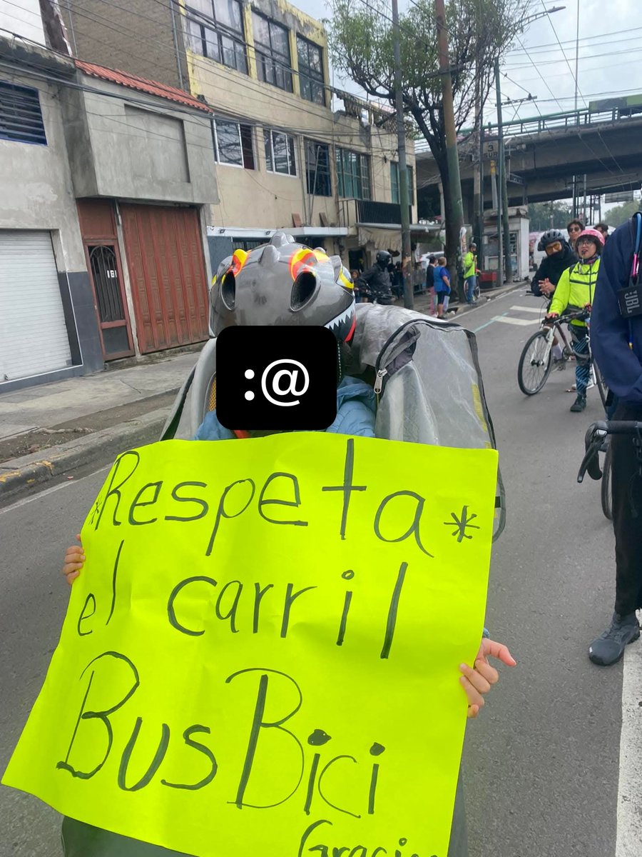 senoraenbici's tweet photo. El carril bus bici de eje 3 sur, a nada de desaparecer https://t.co/Lht9d0GOCa