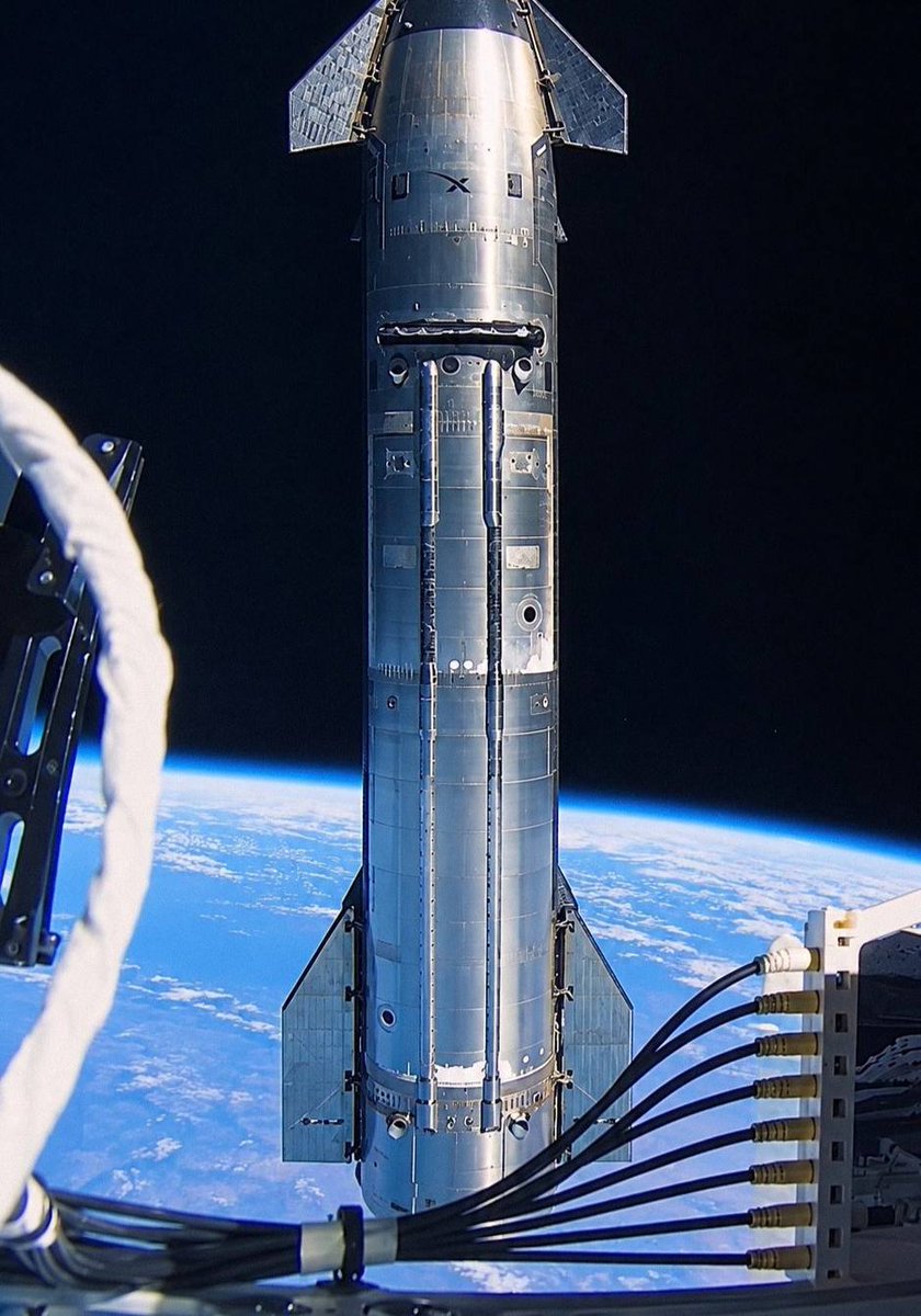 konstructivizm's tweet photo. 🚀 A stunning view of Starship from the camera of a Starlink satellite!

The company confirmed that contact has been established with all 26 deployed satellites, which have a combined mass of approximately 50 tons. https://t.co/r1APXoq0Hu