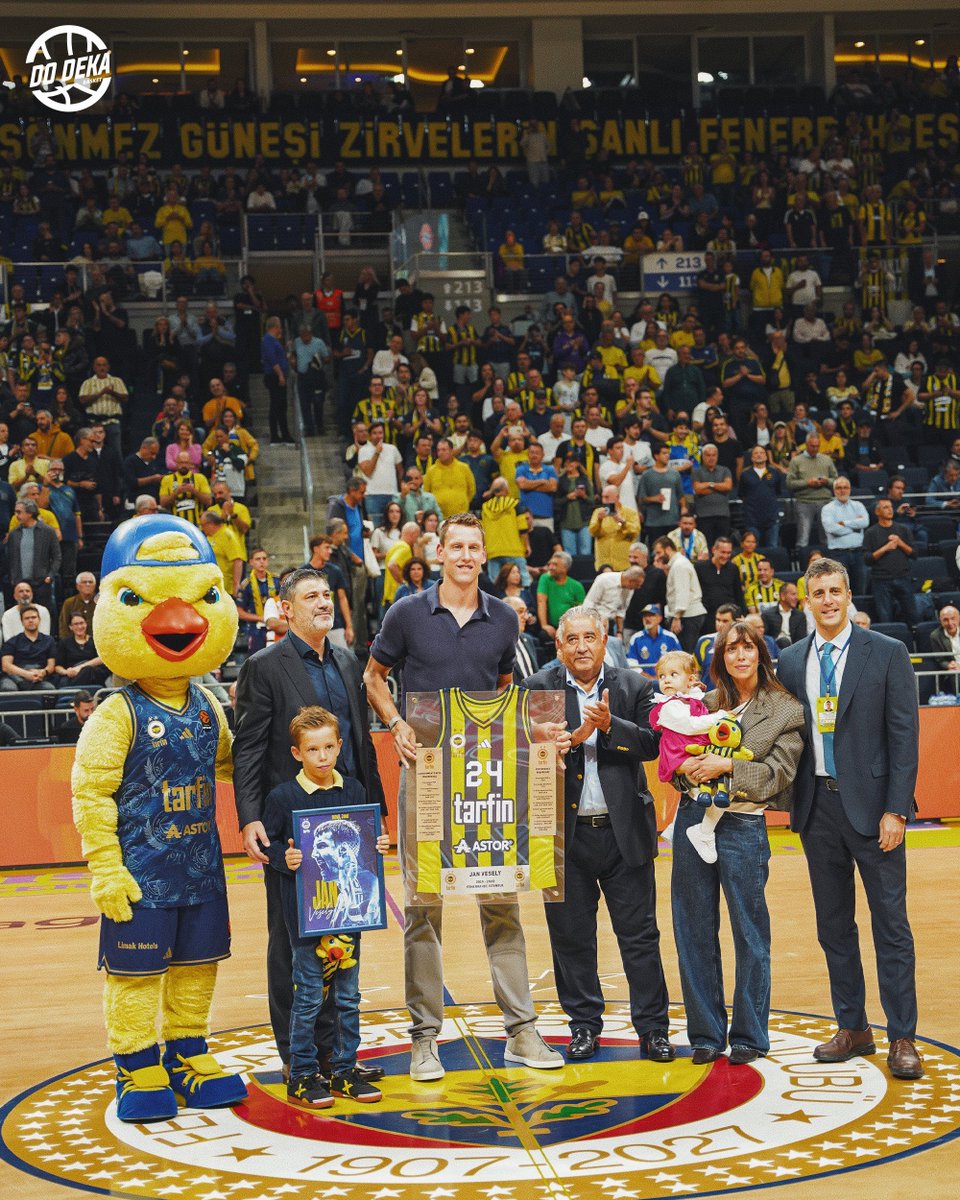 souvess's tweet photo. Her şey için teşekkürler Jan Vesely 💛💙 https://t.co/70Tnd2bqMo