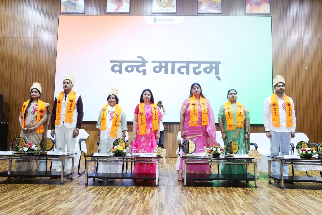 ABVPVoice's tweet photo. अखिल भारतीय विद्यार्थी परिषद, मेरठ महानगर द्वारा “त्वम् हि दुर्गा” युवती सम्मेलन का आयोजन चौधरी चरण सिंह विश्वविद्यालय के सुभाष चंद्र बोस प्रेक्षाग���ह में किया गया।

कार्यक्रम में मुख्य अतिथि डॉ. बबिता सिंह चौहान, अध्यक्ष, उत्तर प्रदेश महिला आयोग; कार्यक्रम अध्यक्ष प्रो. संगीता शुक्ला, कुलपति, चौधरी चरण सिंह विश्वविद्यालय; मुख्य वक्ता डॉ. जूही अग्रवाल, प्रांत उपाध्यक्ष, अभाविप; एवं विशिष्ट अतिथि सुश्री अलका सिंह, संभाग प्रचारिका, राष्ट्र सेविका समिति की गरिमामयी उपस्थिति रही।

साथ ही स्वागत समिति अध्यक्ष डॉ. मयंक अग्रवाल, प्रति कुलाध����ति, आई.आई.एम.टी. विश्वविद्यालय, मेरठ एवं स्वागत समिति मंत्री डॉ. मूल चंद सैनी, चिकित्सक, उपस्थित रहे।