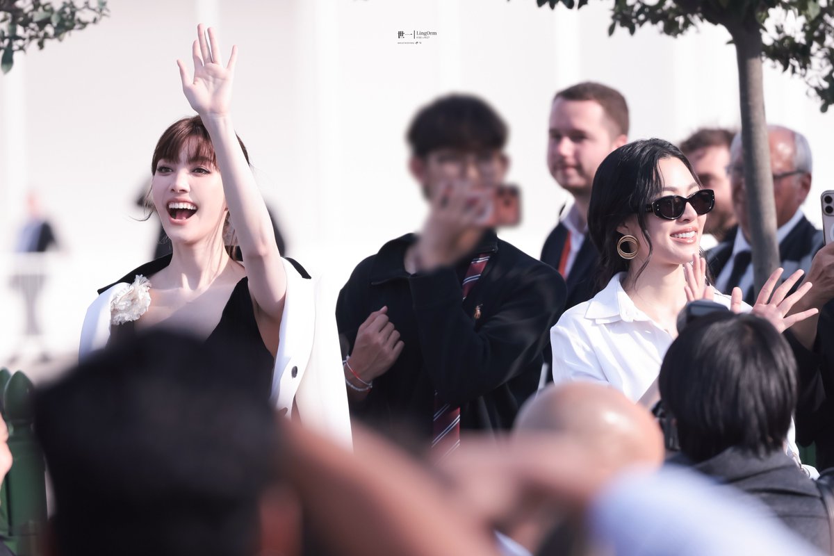 lo_w1_hk's tweet photo. 💜
𝟐𝟔𝟎𝟗𝟐𝟗

LINGORM BA DIOR AT PFW
#DiorSummer27xLingOrm
#LinglingKwong #OrmKornnaphat 
#LingOrm #Dior #DiorSummer27 #PFW https://t.co/bYIrSI4Llm