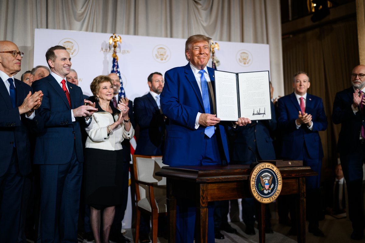 WhiteHouse's tweet photo. President Trump is delivering on his promise to ensure the government works FOR Americans with one of the most revolutionary product launches in history: https://t.co/qE8nYYj3WT 🚀

Get answers from thousands of government websites — all in one place, with a single swipe. https://t.co/rZi2q1D38E