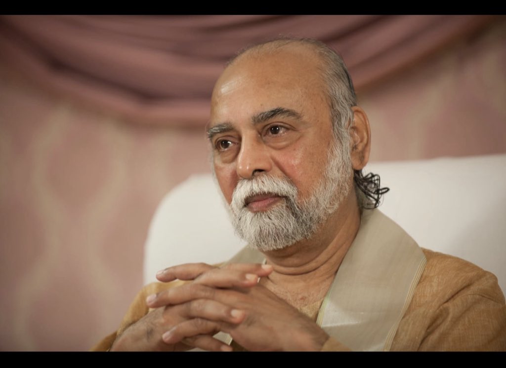 ashuvemulapalli's tweet photo. ఆధ్యాత్మిక గురువు విజయ్ కూమార్ నాయుడు అలియాస్ కల్కి భగవాన్ మృతి

చెన్నైలోని ఓ ప్రైవేట్ ఆసుపత్రిలో చికిత్స పొందుతూ మృతి

ఎల్‌ఐసీ క్లర్క్ నుంచి గ్లోబల్ గురువుగా: 'కల్కి భగవాన్' ఆధ్యాత్మిక ప్రస్థానం, వివాదాలు, ఐటీ దాడులు
సాధారణ జీవితం నుంచి మొదలై, వేల కోట్ల సామ్రాజ్యానికి అధిపతిగా ఎదిగిన ఆధ్యాత్మిక గురువు విజయ్ కుమార్ నాయుడు అలియాస్ ‘కల్కి భగవాన్’. తిరుపతి జిల్లా వరదయ్యపాళెం కేంద్రంగా దేశ, విదేశాల్లో విస్తరించిన ఆయన ప్రస్థానం ఆధ్యాత్మిక సేవలు, వినూత్న బోధనలతో ఎంతగా ప్రాచుర్యం పొందిందో... వివాదాలు, ఐటీ దాడులతో అంతే తీవ్రంగా వార్తల్లో నిలిచింది.

1949 మార్చి 7న తమిళనాడులోని గుడియత్తంలో జన్మించిన విజయ్ కుమార్ నాయుడు, చెన్నై డీజీ వైష్ణవ్ కాలేజీలో డిగ్రీ పూర్తి చేశారు. తొలినాళ్లలో లైఫ్ ఇన్సూరెన్స్ కార్పొరేషన్ లో క్లర్క్‌గా పనిచేశారు. 

1980వ దశకంలో ఆ ఉద్యోగాన్ని వదిలి, చిత్తూరు జిల్లా కుప్పం సమీపంలో ‘జీవశ్రమం’ పేరిట ప్రత్యామ్నాయ విద్యా విధానాన్ని అందించే పాఠశాలను ప్రారంభించారు.
1989లో తాను విష్ణుమూర్తి పదవ అవతారమైన 'కల్కి'ని అని ప్రకటించుకోవడంతో ఆయన జీవితం కీలక మలుపు తిరిగింది. ఆయన భార్య పద్మావతిని 'అమ్మ భగవాన్'గా భక్తులు ఆరాధించడం మొదలుపెట్టారు. 

అనంతరం చిత్తూరు ప్రస్తుత తిరుపతి జిల్లా వరదయ్యపాళెం వద్ద ఆంధ్రప్రదేశ్ - తమిళనాడు సరిహద్దుల్లో వందలాది ఎకరాల్లో భారీ ‘ఏకత్వ క్షేత్రం’ ఆన్‌నెస్ యూనివర్సిటీ -గోల్డెన్ సిటీ ఏర్పాటైంది. మార్బుల్ రాళ్లతో నిర్మించిన ఈ ఆశ్రమం అంతర్జాతీయ స్థాయిలో ఆధ్యాత్మిక వేదికగా గుర్తింపు పొందింది.

కల్కి భగవాన్ ప్రస్థానంలో వివాదాలు ఉన్నప్పటికీ, ఆయన ట్రస్ట్‌ల ద్వారా విస్తృత సామాజిక సేవా కార్యక్రమాలు జరిగాయి: తిరుపతి, చిత్తూరు జిల్లాల్లోని సుమారు వందలాది గ్రామాల్లో తాగునీటి శుద్ధి కేంద్రాలు ఏర్పాటు చేసి ఉచితంగా శుద్ధజలాన్ని అందించారు.

వరదయ్యపాళెం పరిసర ప్రాంత పేద ప్రజల కోసం ఆసుపత్రులు, ఉచిత వైద్య శిబిరాలు, కంటి ఆపరేషన్ల శిబిరాలు నిర్వహించారు.
విద్యారంగ సేవలు: గ్రామీణ ప్రాంత విద్యార్థులకు ఉచిత విద్య, పుస్తకాల పంపిణీ, పాఠశాల మౌలిక వసతుల కల్పన వంటి కార్యక్రమాలు చేపట్టారు.

‘దీక్ష’ & మైండ్‌ఫుల్‌నెస్ బోధనలు: 'ఆన్‌నెస్ మెడిటేషన్', 'ముక్తి దీక్ష' పేరిట ఆయన అందించిన ధ్యాన పద్ధతులు విదేశీయులను విశేషంగా ఆకర్షించాయి. మానసిక ప్రశాంతత, సంబంధ బాంధవ్యాల మెరుగుదలకు ఆయన ట్రస్ట్ నిర్వహించిన కోర్సులు లక్షలాది మందిలో సానుకూల మార్పు తెచ్చాయని భక్తులు విశ్వసిస్తారు.

కీర్తి పెరిగిన కొద్దీ కల్కి ఆశ్రమం చుట్టూ వివాదాలూ ముసురుకున్నాయి:
వరదయ్యపాళెం పరిసరాల్లో స్థానిక రైతుల నుంచి, అటవీ భూముల నుంచి వేలాది ఎకరాలను బలవంతంగా, తక్కువ ధరకు ఆక్రమించారనే ఆరోపణలు వచ్చాయి. దీనిపై పలుమార్లు ప్రజాసంఘాలు, రాజకీయ పక్షాలు ఆందోళనలు చేపట్టాయి.

వ్యాపారీకరణ: దర్శనాలు, ధ్యాన తరగతులు, ప్రత్యేక దీక్షలకు వేల నుంచి లక్షల రూపాయల వరకు వసూలు చేస్తున్నారనే విమర్శలు వెల్లువెత్తాయి. దేశీయ భక్తుల కంటే విదేశీ సంపన్నులకే ప్రాధాన్యం ఇస్తూ ఆధ్యాత్మికతను వ్యాపారంగా మార్చారనే విమర్శలు బలంగా వినిపించాయి.

2008 తొక్కిసలాట ఘటన: ఆశ్రమంలో జరిగిన ఓ కార్యక్రమంలో అంచనాలకు మించి భక్తులు తరలిరావడంతో తొక్కిసలాట జరిగి పలువురు భక్తులు మృతి చెందడం, మరికొందరు గాయపడటం తీవ్ర దుమారం రేపింది.

కల్కి ఆశ్రమం ఎదుర్కొన్న అతిపెద్ద దెబ్బ 2019 అక్టోబర్‌లో జరిగిన ఆదాయపు పన్ను దాడులు.
కల్కి భగవాన్, ఆయన కుమారుడు ఎన్‌కేవీ కృష్ణకు చెందిన దాదాపు 40 ప్రాంతాల్లో (చెన్నై, హైదరాబాద్, బెంగళూరు, వరదయ్యపాళెం) ఏకకాలంలో ఐటీ అధికారులు సోదాలు నిర్వహించారు.
ఈ సోదాల్లో సుమారు రూ. 44 కోట్ల భారత కరెన్సీ, రూ. 20 కోట్ల విలువైన విదేశీ మారక ద్రవ్యం, దాదాపు 90 కిలోల బంగారం బయటపడ్డాయి.

ఆశ్రమం, దానికి అనుబంధంగా ఉన్న రియల్ ఎస్టేట్, నిర్మాణ రంగ సంస్థల ద్వారా రూ. 500 కోట్లకు పైగా లెక్కల్లో చూపని ఆదాయం, విదేశాల్లో భారీ ఎత్తున పెట్టుబడులు పెట్టినట్లు ఐటీ శాఖ గుర్తించింది.
ఈ దాడుల తర్వాత తాను దేశం విడిచి పారిపోలేదని, అనారోగ్యం కారణంగా ఆశ్రమానికి దూరంగా ఉన్నానని కల్కి భగవాన్ వీడియో సందేశం విడుదల చేయాల్సి వచ్చింది.
సామాన్య ఉద్యోగి స్థాయి నుంచి ప్రారంభించి అంతర్జాతీయ స్థాయి ఆధ్యాత్మిక వ్యవస్థను నిర్మించిన కల్కి భగవాన్ జీవితం... వినూత్న ఆధ్యాత్మిక బోధనలు, విస్తృత ప్రజాసేవలు, అదే సమయంలో పన్ను వివాదాలు, ఆర్థిక అవకతవకల ఆరోపణల సమాహారంగా నిలిచింది.