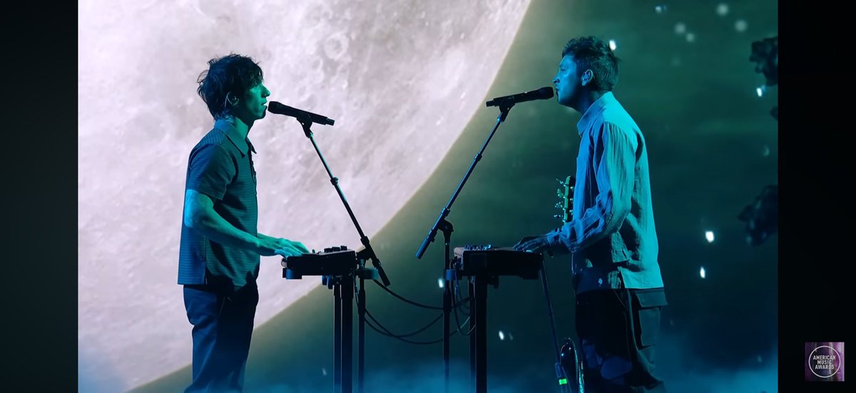 rentaIbones's tweet photo. we don’t talk about josh singing drag path live at the VMAS enough….. https://t.co/iaf2Ty06Xe