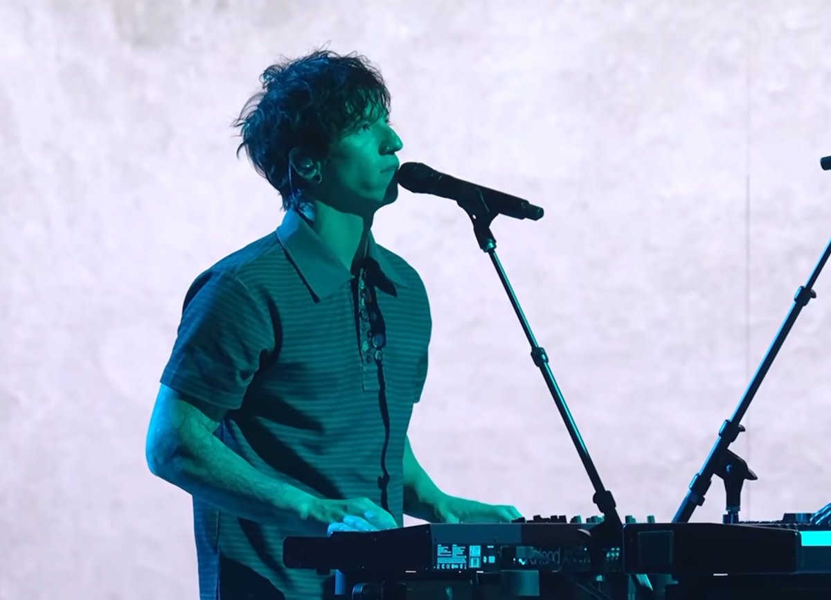 rentaIbones's tweet photo. we don’t talk about josh singing drag path live at the VMAS enough….. https://t.co/iaf2Ty06Xe
