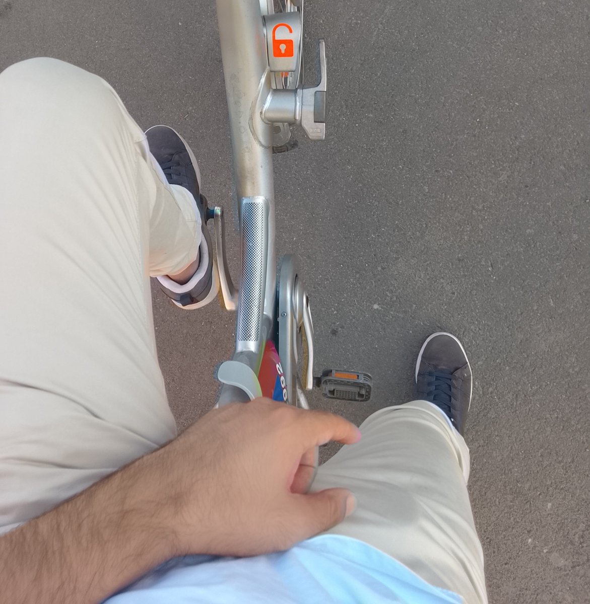 Sinthomen's tweet photo. قدیم میگفتن استادهای خارجی با چرخ میرن سرکار و ما هم تعجب میکردیم الان همون آدمه شدم البته کلاس ها شروع نشده https://t.co/T77avPbeVK