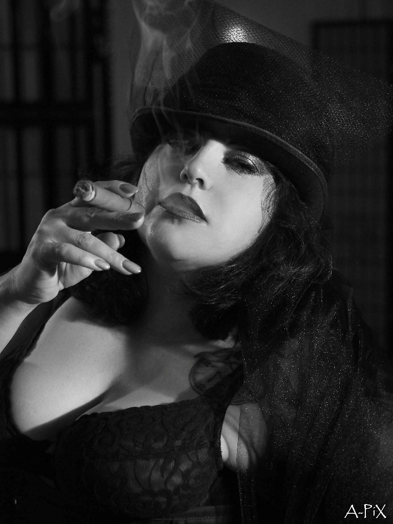 chicagomistress's tweet photo. Let's start spooky season correctly - with you and I chatting via my online platforms today! 
It always inspires me to discuss the evil things I want to do to you when the seasons change

Links via @Chicagocbtqueen https://t.co/GjZPIGSrM7