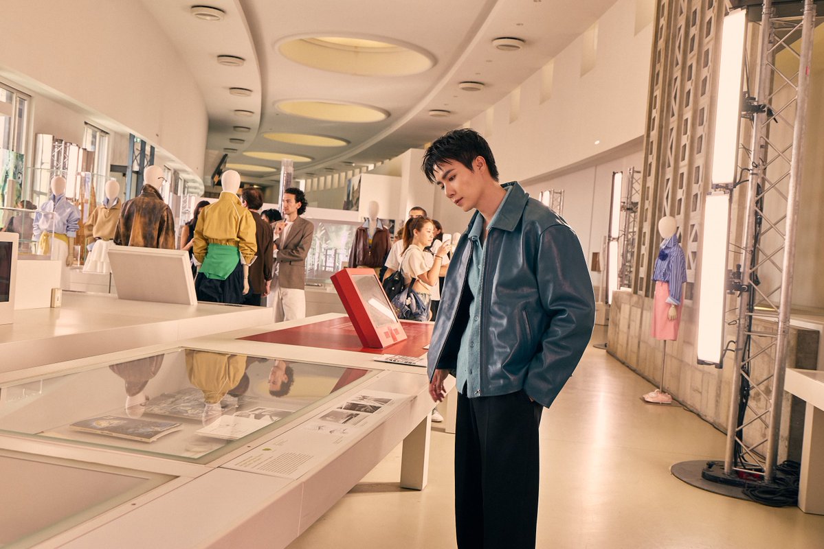 DomundiTV's tweet photo. SANDRO, THROUGH THE MOMENTS ✨

From exploring the presentation to taking in its distinctive surroundings, Zee Pruk @zee_pruk experiences SANDRO’s SS 2027 collection during Paris Fashion Week.

ZEE PRUK PFW 2027
#SANDROxZEEPRUK
#Sandro #SandroParis
#ZeePruk https://t.co/741vSCp7nt