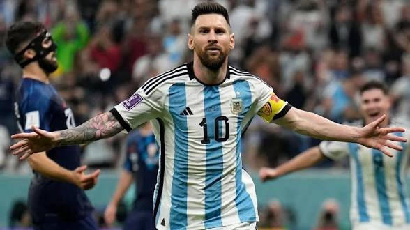 Vicish01's tweet photo. 🇦🇷 OFFICIAL: Argentina will keep the No.10 shirt vacant until Lionel Messi’s farewell. 👕🔟
Messi will wear it one last time vs Benin at the Monumental on October 6, before a new era begins in 2027. 🐐🇦🇷 https://t.co/KyPd7LRfhW