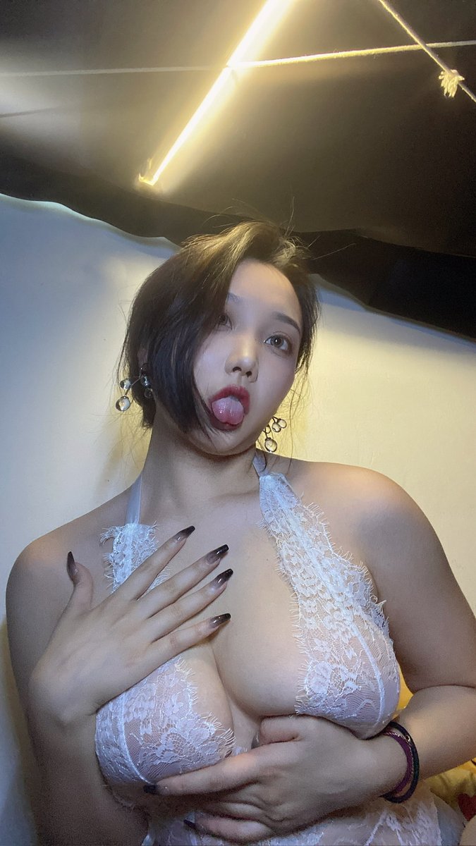 wulongo's tweet photo. 看看平时清纯的老师，背地里是什么样子？ https://t.co/L8oeSGFzNh
