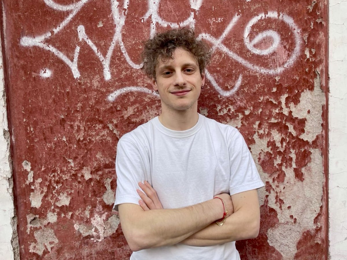 Paginasitaliano's tweet photo. 👣 Seekers | Emanuele Atturo (@perelaa), direttore di @lUltimoUomo: «non si può non essere nostalgici, tutti lo siamo». 

✍️ Intervista di Federico Giorgetti

 🔗 https://t.co/PiyWzSfCQ5 https://t.co/dztwalfOcy