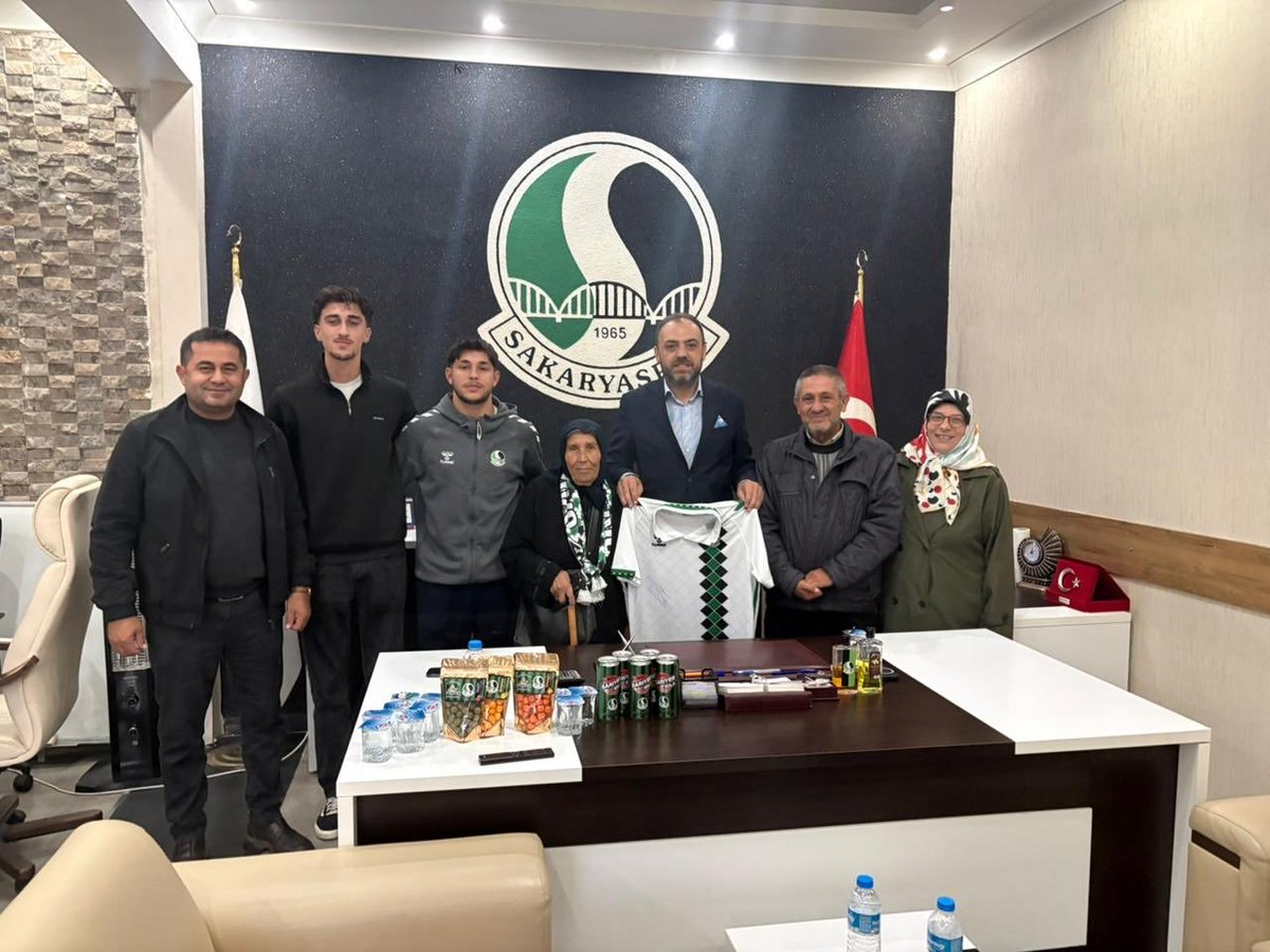 BizonHaber's tweet photo. 🟢SAKARYASPOR'DA YENİ İŞ BİRLİĞİ Mİ? 🦬

Başkan Enes Zengin’in paylaşımında, Sakaryaspor logolu kuruyemiş ürünleri dikkat çekti.

Ürünlerin hangi marka tarafından hazırlandığı ve kulüple yapılan iş birliğinin detayları henüz açıklanmadı.

Resmî açıklama bekleniyor.

#Sakaryaspor https://t.co/5asFqLYa5Z
