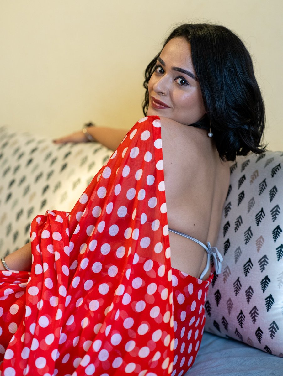 Pervertfapper's tweet photo. Apoorva Arora looks so soft &amp; seductive in this saree 🥵💦

That backless drape showing her bare back and the way the fabric sits on her curves make her body look full and inviting. She has that soft, thick desi shape that hits different in traditional clothes https://t.co/xOW3gDRlog