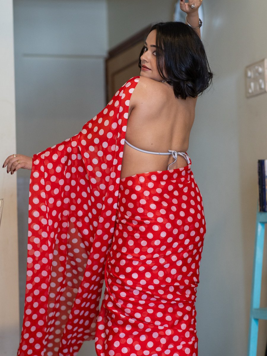 Pervertfapper's tweet photo. Apoorva Arora looks so soft &amp; seductive in this saree 🥵💦

That backless drape showing her bare back and the way the fabric sits on her curves make her body look full and inviting. She has that soft, thick desi shape that hits different in traditional clothes https://t.co/xOW3gDRlog