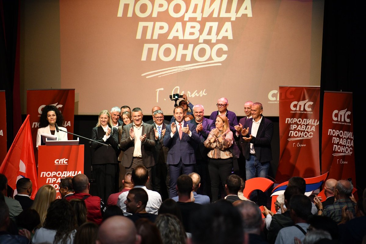 SelakG's tweet photo. Снажна енергија у Зворнику!

Вечерас сам у Зворнику био са нашим Синишом Мијатовићем, носиоцем листе за Народну скупштину Републике Српске у Изборној јединици 7, кандидатима, члановима и активистима СПС-а.

Драго ми је што смо за кратко вријеме створили овако добар тим у Зворнику и што смо вечерас имали прилику да разговарамо, дружимо се и будемо заједно.

Хвала Зворнику ��а топлом дочеку и дивној вечери. 🫱🏻‍🫲🏼