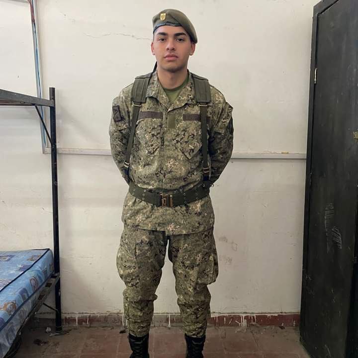 HETEROSENuy's tweet photo. Quieren ver a este militar hermoso? 
Le encanta pajearse para mi🤤🤤 https://t.co/hjaLh2OxM4