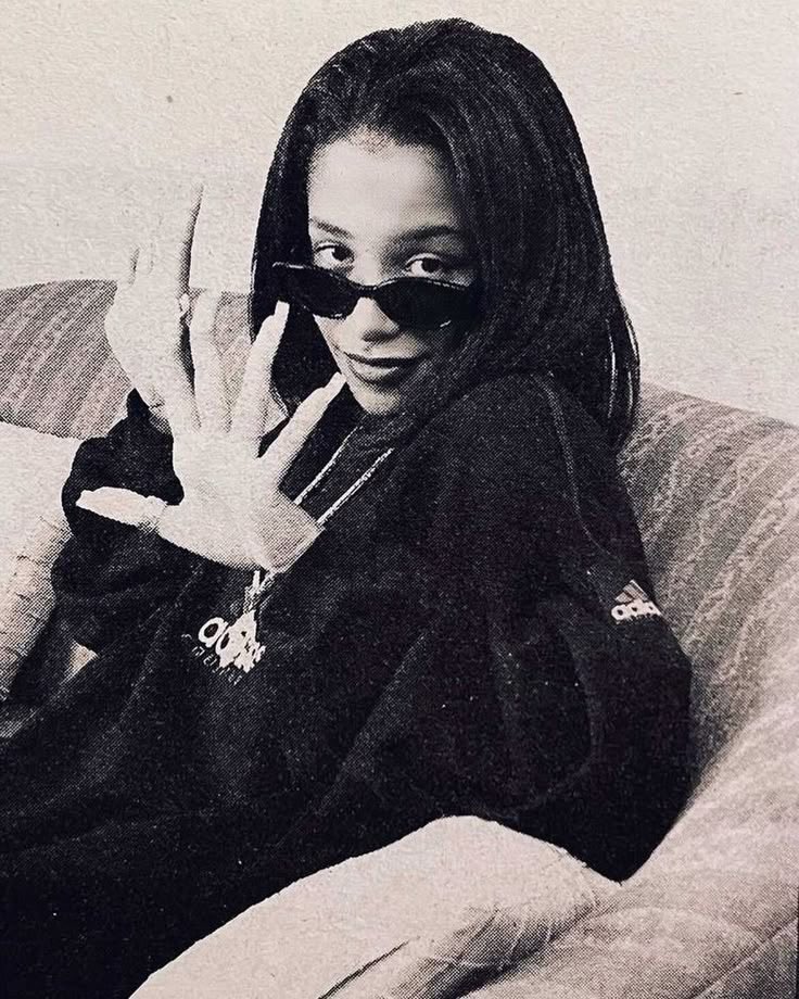 LeftIGhostFace's tweet photo. She’s showing she isnt trying to touch https://t.co/K475wU9NfI