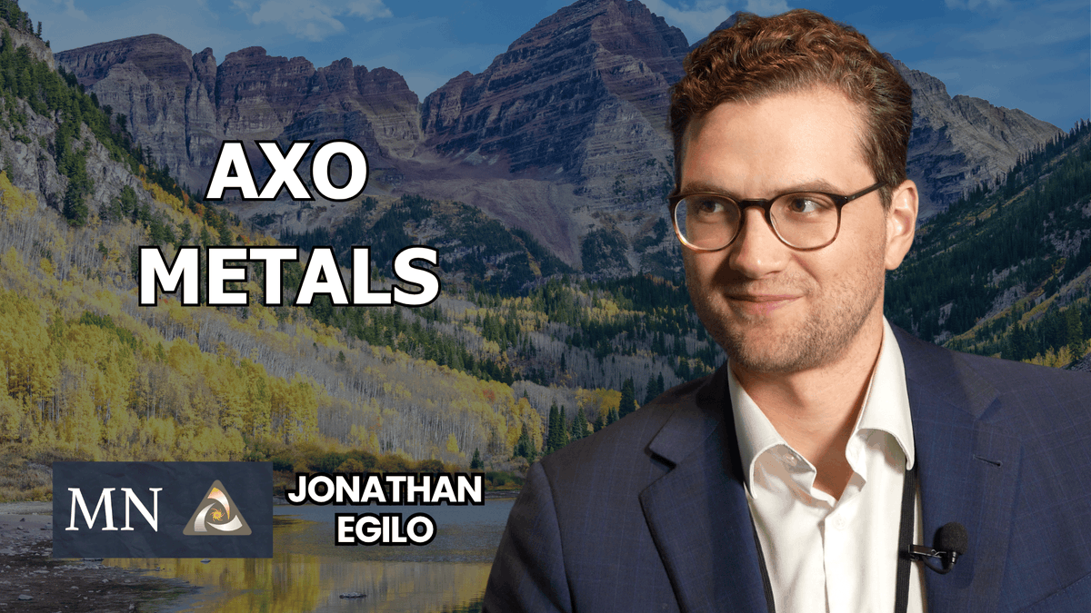 MiningNetwork_'s tweet photo. Jonathan Egilo of @AxoMetals (TSXV: AXO) joins us at the Precious Metals Summit. He said the company acquired the past-producing San Antonio gold project in Sonora from Osisko Development for all stock valued at about C$7 million at announcement, closed the deal in January, and received the environmental permit in July after a six-month process.

San Antonio already has a crusher, oxide plant, camp, water rights and power. The 2021 resource stands at 1.1 million ounces of gold. Recent step-out drilling 800 metres outside the Sapuchi resource returned 47 metres of oxide from surface grading 1.4 g/t. He said engineering is wrapping up this year, construction is planned for the first half of 2027, and stacking on the heap leach pad is targeted for late 2027. Initial heap-leach production is ballparked at 40,000 to 50,000 ounces a year, with cash flow intended to fund a mill for the sulphide material.