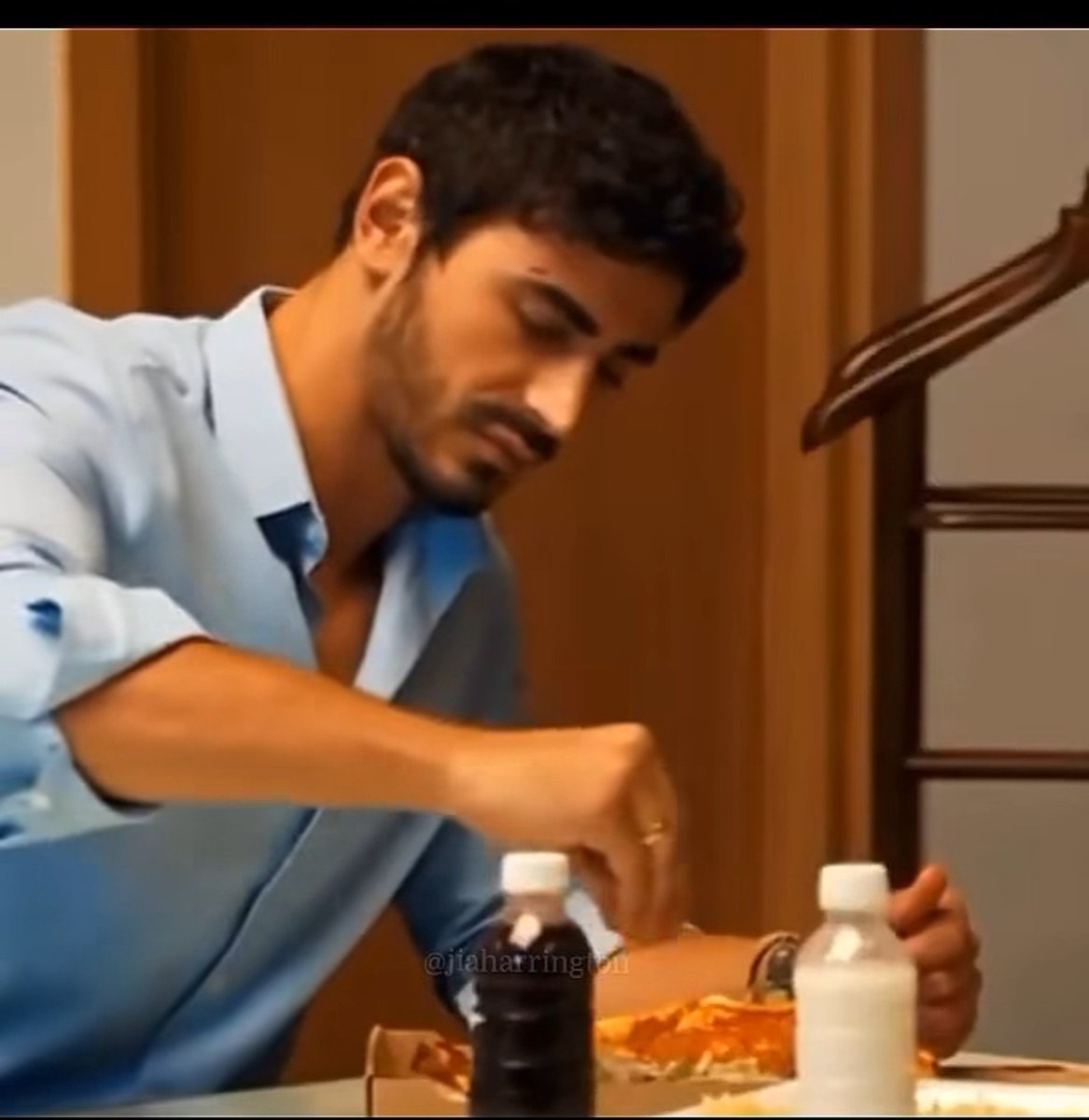 monanotlisaa's tweet photo. Kahan office mein biwi ke sath lahmacun aur kahan mazdoori krke sukhi roti aur chai 
#arafta #atesinhismazdoorera https://t.co/9tqXdpXIpG