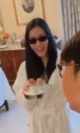 KMayaKwangbae's tweet photo. จังหวะที่ เปิดประตูปุ๊บ Hi~ 😎 ยืนถือไข่ต้ม ตูจะบ้าพี่หลิงทำดีๆ😆 อย่าคิดว่าพี่ไม่สวย ให้พี่วางไข่ต้ม แล้วแต่งหน้า ทำผมก่อน555555555555555

LINGORM BA DIOR AT PFW #DiorSummer27xLingOrm #LinglingKwong https://t.co/mbhu1t0fSq