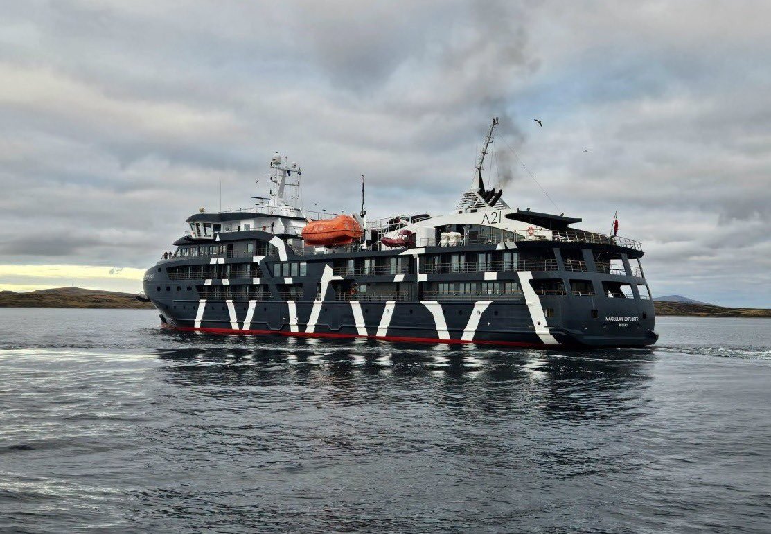 cesar_quezada's tweet photo. Crucero antártico construido en Valdivia da inicio a la temporada 2026/7 de cruceros turísticos entre Punta Arenas en Chile 🇦🇶🇨🇱 y Stanley en Falklands 🇫🇰

Las ciudades más hermosas, seguras y desarrolladas del extremo sur del mundo se unen por vía marítima

📷 Sulivan shipping https://t.co/1fW5vBvWsT