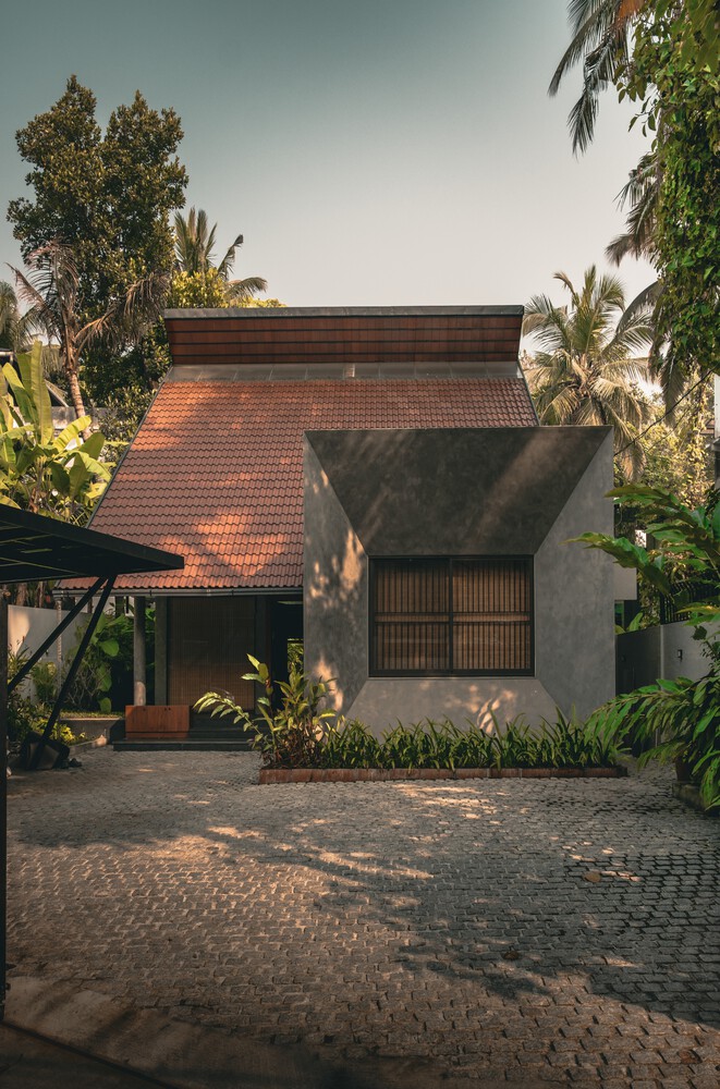 arqcommx's tweet photo. En Kerala, Ark Architecture Studio reinterpretó la tradición climática local en 152 m²: celosías jali, ventilación cruzada y una abertura superior expulsan aire caliente. Dos planos inclinados generan el volumen central de Antara Residence. https://t.co/xgi7oLzE6W