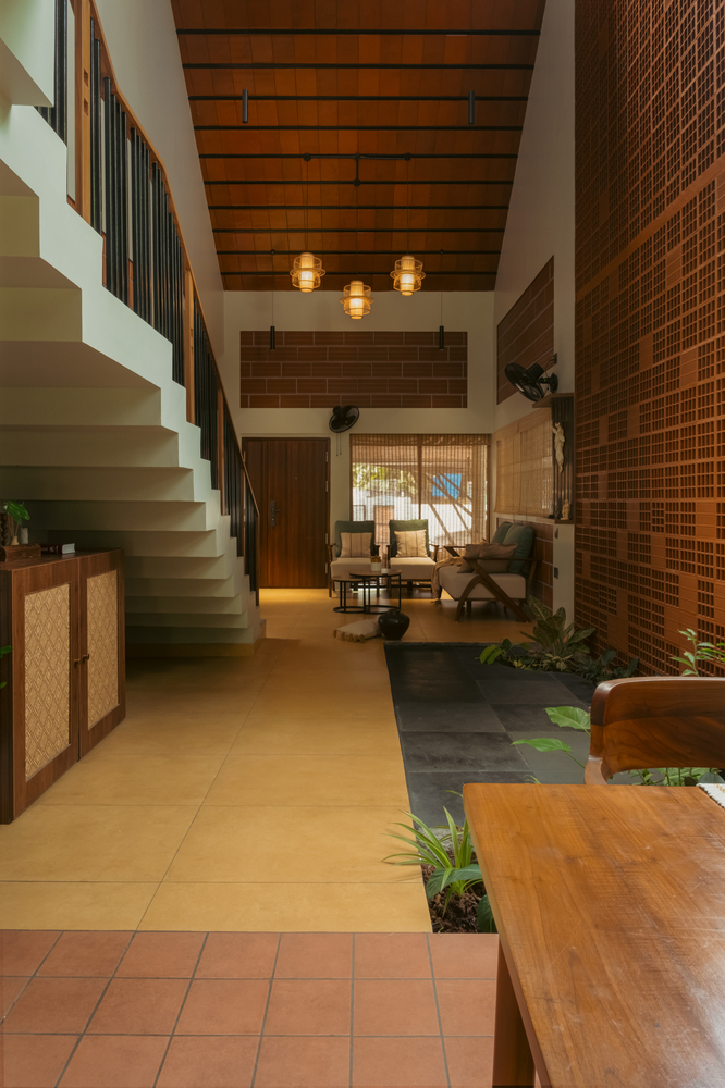 arqcommx's tweet photo. En Kerala, Ark Architecture Studio reinterpretó la tradición climática local en 152 m²: celosías jali, ventilación cruzada y una abertura superior expulsan aire caliente. Dos planos inclinados generan el volumen central de Antara Residence. https://t.co/xgi7oLzE6W