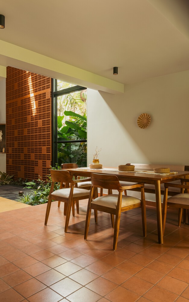 arqcommx's tweet photo. En Kerala, Ark Architecture Studio reinterpretó la tradición climática local en 152 m²: celosías jali, ventilación cruzada y una abertura superior expulsan aire caliente. Dos planos inclinados generan el volumen central de Antara Residence. https://t.co/xgi7oLzE6W