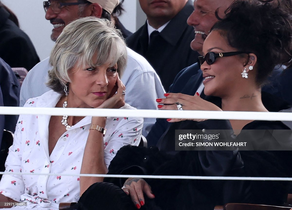 G15325Gomes's tweet photo. Bernard Arnault, CEO of LVMH, Hélène Mercier, Delphine Arnault, Antoine Arnault, and Jean Arnault, at the Christian Dior Spring/Summer 2027 women's collection show during Paris Fashion Week in Paris on September 29, 2026. https://t.co/iN8vk4gHUU