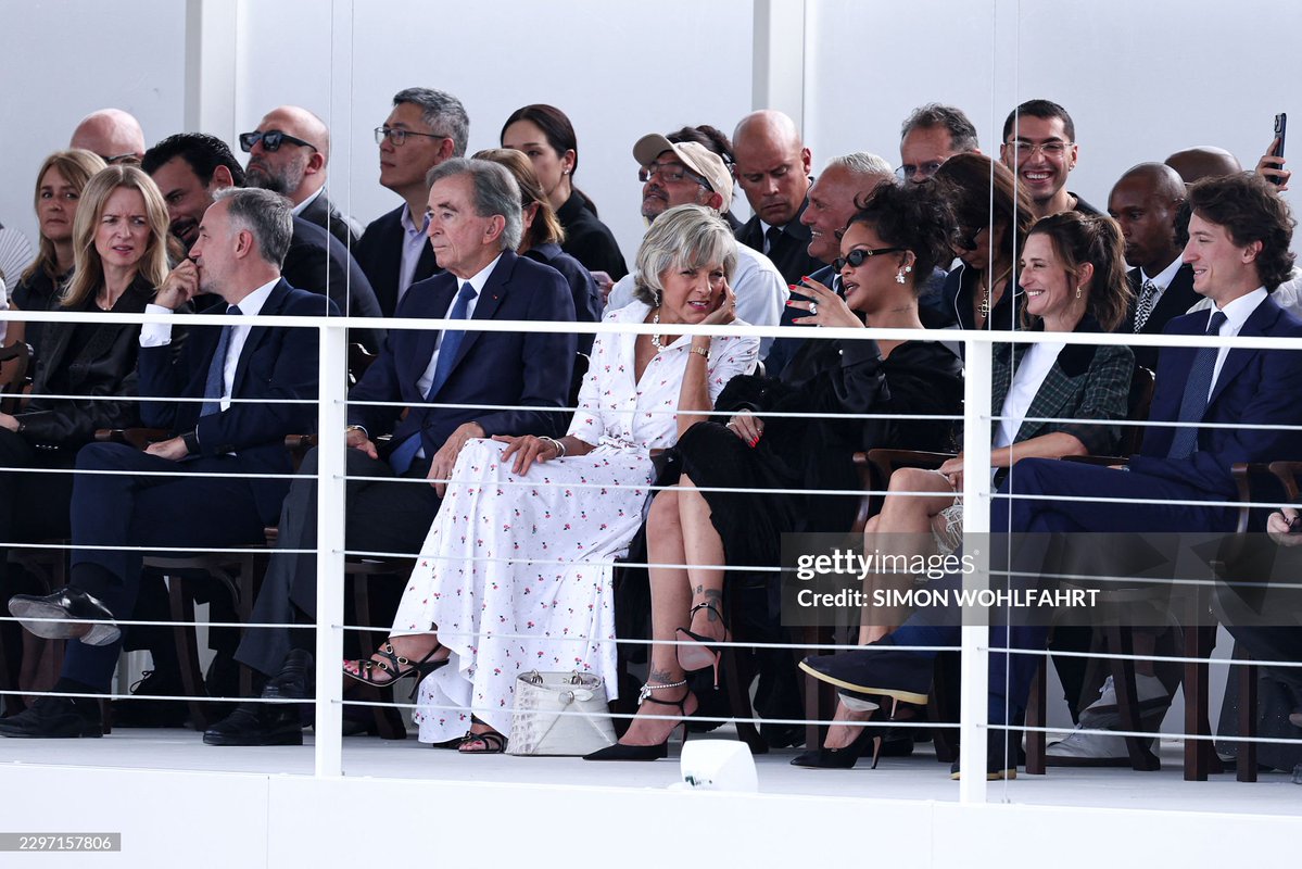 G15325Gomes's tweet photo. Bernard Arnault, CEO of LVMH, Hélène Mercier, Delphine Arnault, Antoine Arnault, and Jean Arnault, at the Christian Dior Spring/Summer 2027 women's collection show during Paris Fashion Week in Paris on September 29, 2026. https://t.co/iN8vk4gHUU