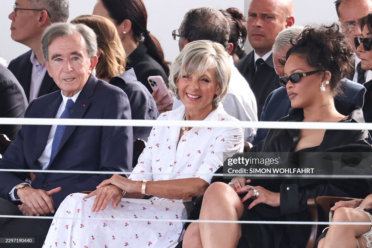 G15325Gomes's tweet photo. Bernard Arnault, CEO of LVMH, Hélène Mercier, Delphine Arnault, Antoine Arnault, and Jean Arnault, at the Christian Dior Spring/Summer 2027 women's collection show during Paris Fashion Week in Paris on September 29, 2026. https://t.co/iN8vk4gHUU