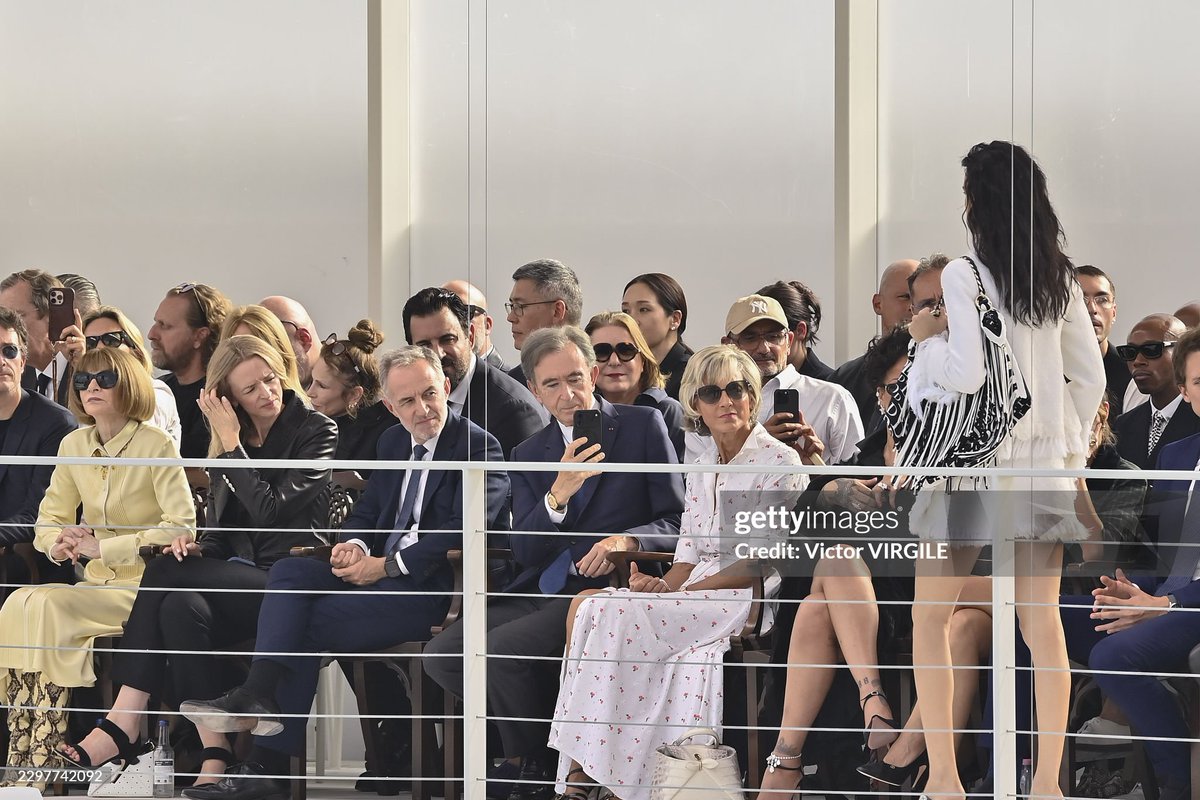 G15325Gomes's tweet photo. Bernard Arnault, CEO of LVMH, Hélène Mercier, Delphine Arnault, Antoine Arnault, and Jean Arnault, at the Christian Dior Spring/Summer 2027 women's collection show during Paris Fashion Week in Paris on September 29, 2026. https://t.co/iN8vk4gHUU