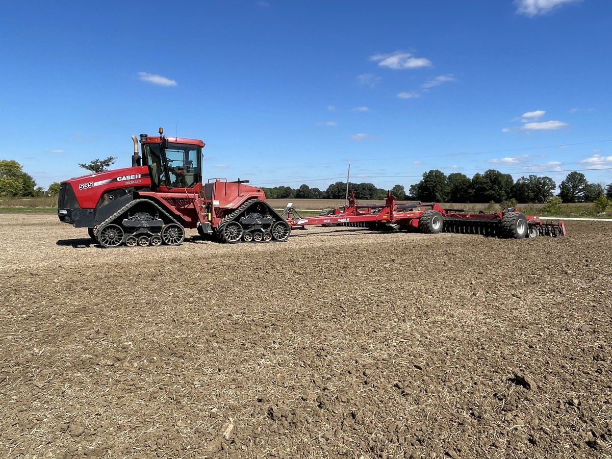 1Beagledog's tweet photo. Working ground for wheat planting https://t.co/7exxlVf880