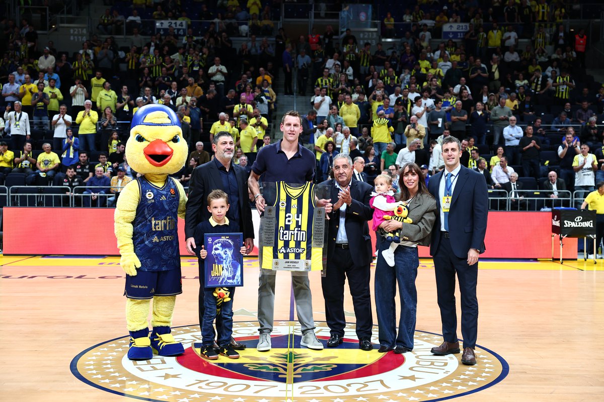 FBBasketbol's tweet photo. Her zaman büyük ailemizin bir parçası olacak Jan Vesely, ailesiyle birlikte bu akşam uzun bir aradan sonra yeniden Ülker Spor ve Etkinlik Salonu’nun parkesindeydi! 💛💙
@JanVesely24 

#YellowLegacy #EuroLeague https://t.co/xZJYDNaabE