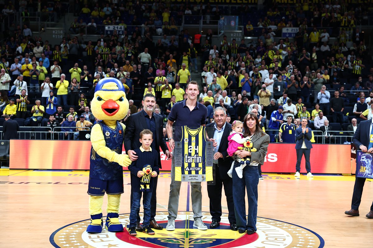 FBBasketbol's tweet photo. Her zaman büyük ailemizin bir parçası olacak Jan Vesely, ailesiyle birlikte bu akşam uzun bir aradan sonra yeniden Ülker Spor ve Etkinlik Salonu’nun parkesindeydi! 💛💙
@JanVesely24 

#YellowLegacy #EuroLeague https://t.co/xZJYDNaabE