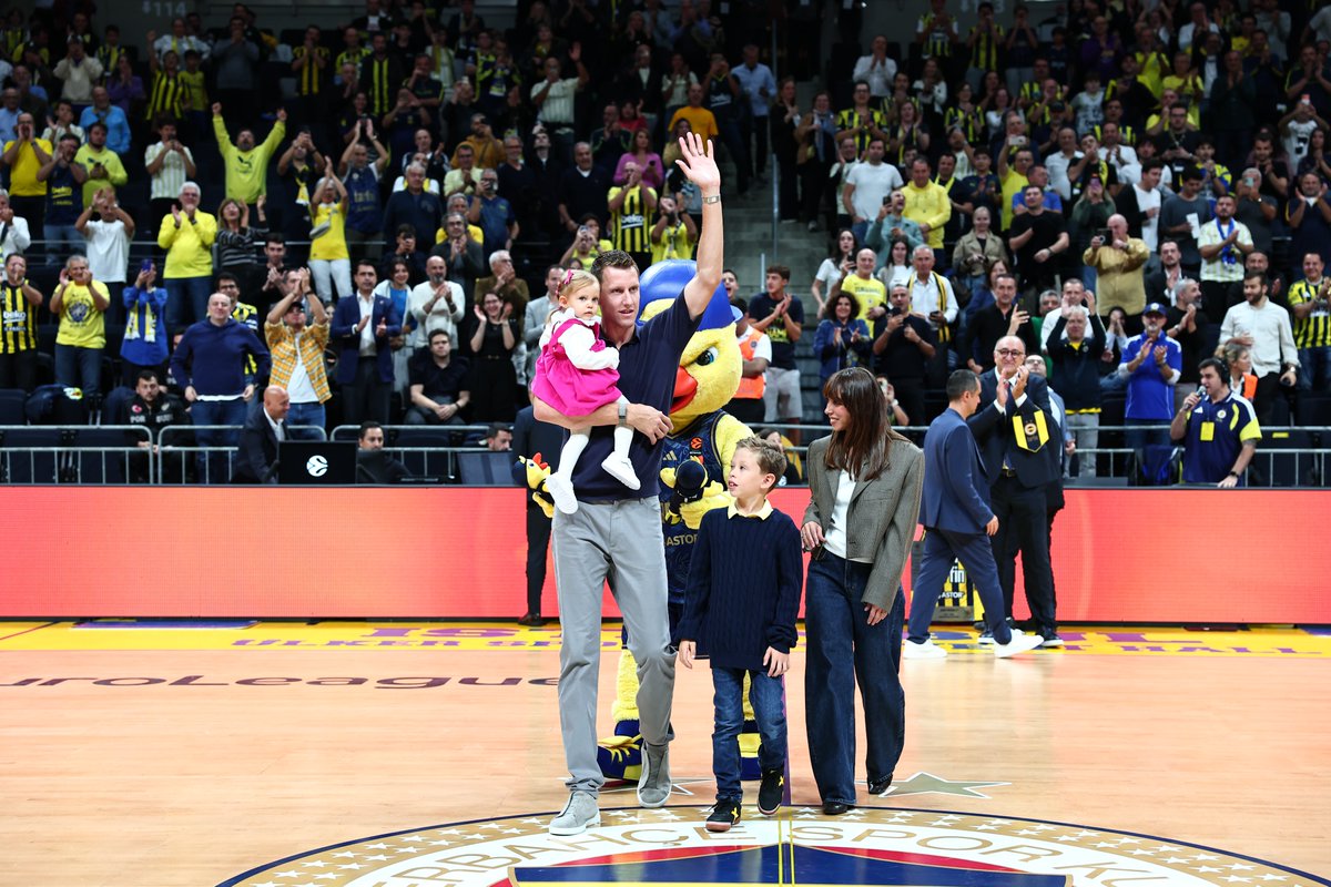 FBBasketbol's tweet photo. Her zaman büyük ailemizin bir parçası olacak Jan Vesely, ailesiyle birlikte bu akşam uzun bir aradan sonra yeniden Ülker Spor ve Etkinlik Salonu’nun parkesindeydi! 💛💙
@JanVesely24 

#YellowLegacy #EuroLeague https://t.co/xZJYDNaabE