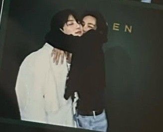 bunnyztk's tweet photo. Hug so goated NO ONE has moved on https://t.co/65zfXGe6PE