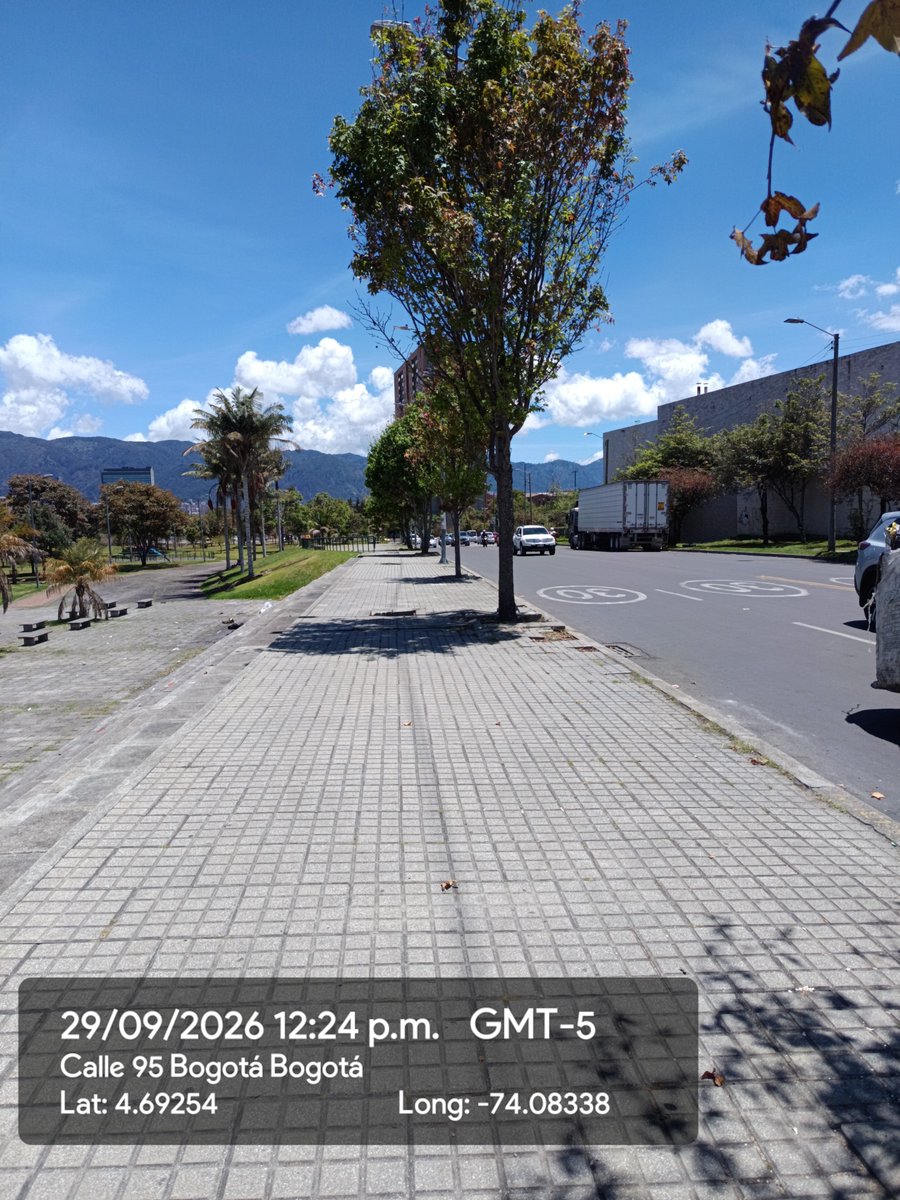 SomosCrisol's tweet photo. @Uaesp @BogotaLimpiaSAS BD señores @Uaesp @Bogota @BogotaLimpiaSAS @patrudelanoche les confirmo que recogieron los restos de obra reportados, pero los residuos que sacó el habitante de calle siguen ahí, y él también.... Generando más basura, donde habíamos limpiado ojalá @integracionbta pueda pasar https://t.co/DWI4Q3GRSa