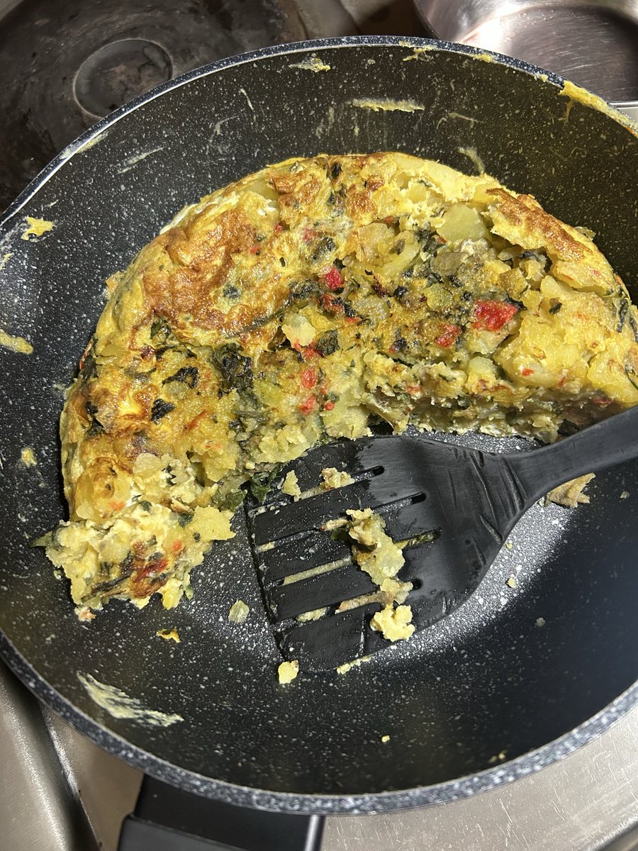 TheKitchenCode1's tweet photo. Spanish tortilla with spinach and zucchini! 🥚🥒🌿 Perfect for a light dinner. 💚 https://t.co/8IQvkn5Nyp