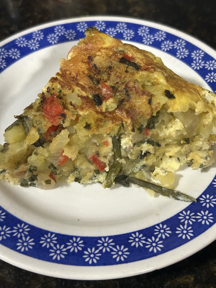 TheKitchenCode1's tweet photo. Spanish tortilla with spinach and zucchini! 🥚🥒🌿 Perfect for a light dinner. 💚 https://t.co/8IQvkn5Nyp