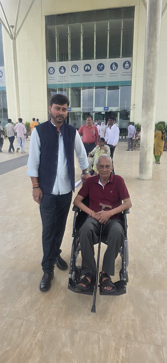 ManishPandeyLKW's tweet photo. पिछले कुछ दिनों से मन बहुत परेशान था...

पापा गोरखपुर में रहते हैं। कई बार कोशिश की कि उन्हें लखनऊ ले आऊँ, लेकिन वो आने को तैयार नहीं थे। करीब 15 दिन पहले किसी काम से गोरखपुर गया था। अचानक बिना किसी योजना के गाँव जाने का मन हुआ और मैं गाँव चला गया।

गाँव पहुँचा तो पापा घर क�� बाहर एक पेड़ के नीचे चौकी पर लेटे हुए थे। चेहरा बिल्कुल काला पड़ चुका था और हालत इतनी खराब थी कि मुझे सामने देखकर वो पहचान तक नहीं पाए। उस पल एक बेटे के तौर पर मेरे भीतर क्या गुजरी, उसे शब्दों में बयान करना मुश्किल है।

मैंने बिना एक पल गंवाए पापा को गाड़ी में बैठाया और करीब तीन घंटे में लखनऊ पहुँच गया। सीधे मेदांता में अमित पाठक भैया को फोन किया। उन्होंने तत्काल सारी व्यवस्था कराई। जांच के बाद पता चला कि पापा को ब्रेन स्ट्रोक आया था और गोरखपुर में उनकी बीमारी का सही पता नहीं चल पाया था।

इलाज शुरू हुआ, लेकिन मन में डर बना हुआ था। इसी बीच सलाह मिली कि एक बार न्यूरो सर्जन मजहर हुसैन साहब को भी दिखाना चाहिए। उन्हें तत्काल दिखा पाना आसान नहीं था।

तभी मुझे अपने मोबा��ल में सेव एक ऐसा नंबर याद आया, जो मेरे लिए कई बार मुश्किल वक्त में संकटमोचन बनकर सामने आया है।

मैंने उपमुख्यमंत्री बृजेश पाठक जी को फोन किया। उनका फोन उनके सहयोगी अरुण ने उठाया। उस समय पाठक जी दिल्ली में एक कार्यक्रम के मंच पर थे। मैंने पूरी बात बताई और ज्यादा से ज्यादा पाँच मिनट में उनका फोन वापस आ गया।

उन्होंने पूछा “मनीष, क्या करना है?”

मैंने कहा कि पापा को मजहर हुसैन साहब को दिखाना है। उन्होंने तत्काल कहा “मैक्स हॉस्पिटल पहुँचो।”

मैं पापा को लेकर मैक्स पहुँचा और करीब आधे घंटे के भीतर मजहर हुसैन साहब के सामने बैठा था। उन्होंने सारी रिपोर्ट देखीं, स्थिति समझाई और पापा को फिलहाल मेडिसिन पर ही रखने की सलाह दी।

आज पाँच दिन बीत चुके हैं और पापा पहले से काफी बेहतर हैं।

मैंने सोचा था कि यह सब किसी से नहीं कहूँगा, लेकिन कुछ एहसान ऐसे होते हैं जिन्हें चुपचाप दिल में रख लेना भी ��ीक नहीं लगता।

मुश्किल वक्त इंसान को बता देता है कि कौन सिर्फ परिचित है और कौन सच में अपना है।

बृजेश पाठक जी मेरे लिए ऐसे ही व्यक्ति हैं। राजनीति अपनी जगह है, लेकिन व्यक्तिगत संकट में किसी के साथ खड़ा होना इंसानियत है। मैंने अपने कठिन समय में पाठक जी को बार-बार इसी रूप में देखा है। ईश्वर उन्हें और शक्ति दे, सामर्थ्य दे और उन्हें इसी तरह लोगों की मदद करने की ऊर्जा देता रहे।

मेदांता के अमित पाठक भैया का भी दिल से आभार। ऐसा रिश्ता बहुत कम लोगों के साथ होता है, जहाँ आप किसी के लिए फोन कर दें तो वो सिर्फ बात सुनते नहीं, बल्कि पूरी ताकत से उसके साथ खड़े हो जाते हैं।

और आपको शायद यह जानकर हैरानी होगी कि मेदांता में मैंने दो-तीन डॉक्टरों से पापा को दिखाया, उनसे सलाह ली, लेकिन किसी डॉक्टर या अस्पताल के किसी काउंटर पर मेरा एक भी पैसा खर्च नहीं हुआ।

शायद जिंदगी में कुछ रिश्ते पैसों से नहीं, भरो���े से बनते हैं।

आज बस ईश्वर ��े यही प्रार्थना है कि मेरे पापा को पूरी तरह स्वस्थ करें और उन सभी लोगों को हमेशा खुश रखें, जो किसी के मुश्किल वक्त में बिना किसी स्वार्थ के उसके साथ खड़े होते हैं।

कुछ एहसान कभी चुकाए नहीं जाते... बस जिंदगी भर याद रखे जाते हैं। वैसे इस दौरान मेरा एक छोटा भाई भी मेरे साथ कंधे से कंधा मिलाकर खड़ा रहा जिसका एहसान मैं कभी नहीं भूलूंगा। ऐसे वक्त में जो आपके साथ खड़ा है वही आपका अपना है.. 

बाकी दुनिया ��ें हजारों स्वार्थी आपके अच्छे समय में आपको अपना कहने वाले मिल जाएंगे