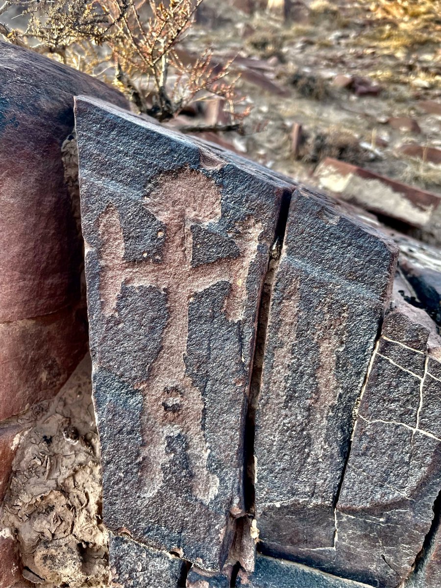 qux_2554wz's tweet photo. "In a twist, the old wooden枷 (cangue) holds a lonely 趾 (toe) as we 抡 (swing) a bucket near a clay瓮 (urn),呈 (showing) a quiet moment of rustic charm."， https://t.co/36QZFsU6Uu