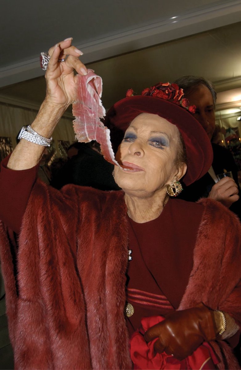fraversion's tweet photo. è morto Umberto Pizzi, il fotografo dei Cafonal di Dagospia (e non solo). Qui uno scatto leggendario a Silvana Pampanini. https://t.co/zJowVgqkk7