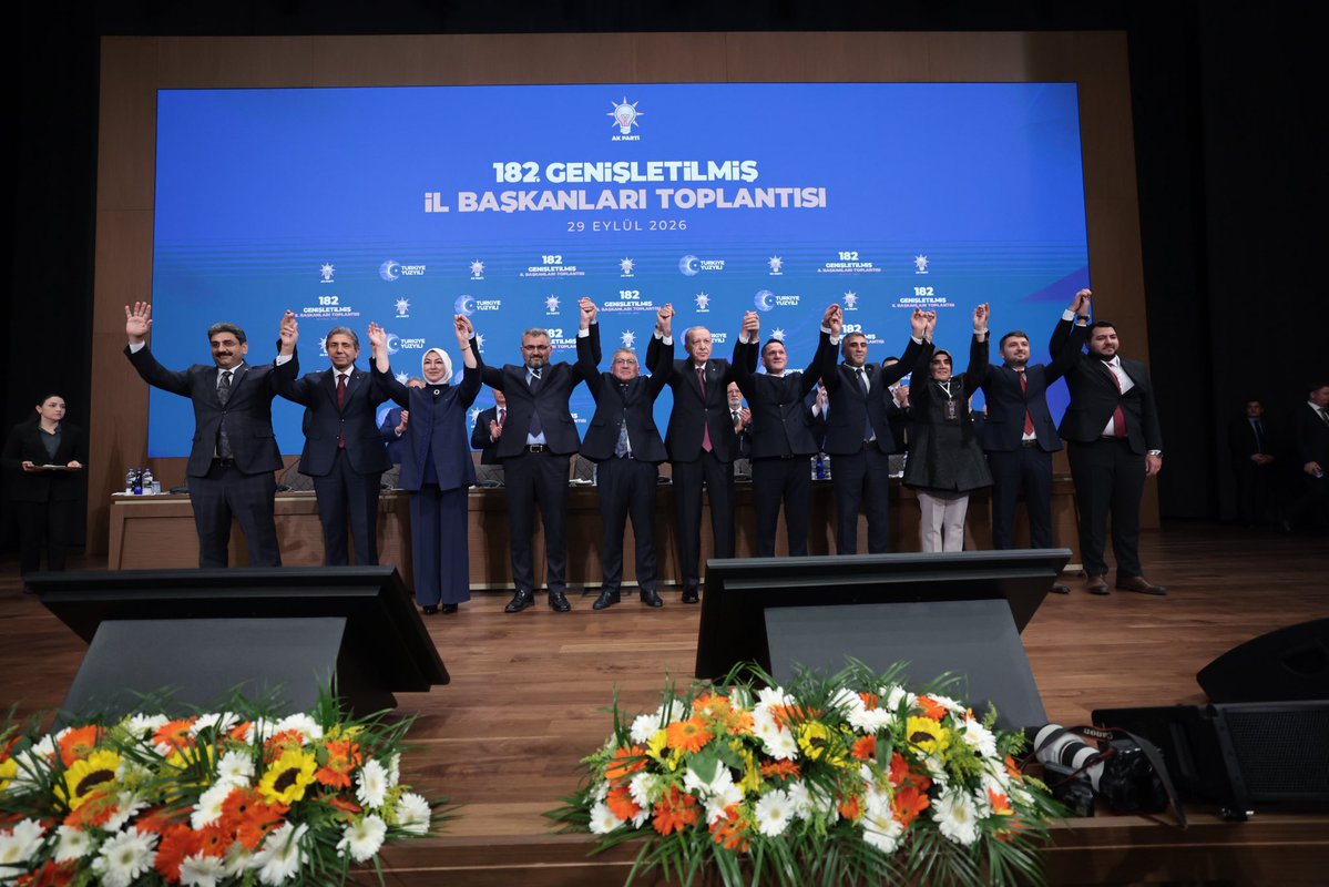 avabdullahguler's tweet photo. Koyulhisar Belediye Başkanı Bora Karakullukcu, Cumhurbaşkanımız ve Genel Başkanımız Sn. @RTErdogan 'ın kendisine rozet takdimiyle AK Parti ailemize katıldı. 

Kendisine AK Parti ailemize hoşgeldin diyor,  #Koyulhisar'ımız için "AK Belediyecilik" anlayışıyla hayırlı hizmetlere vesile olmasını diliyorum.
